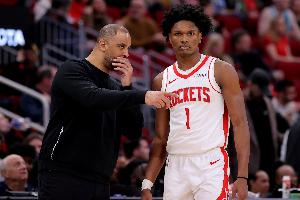 解说：火箭没有前板优势后就需要更好的进攻开发 这是他们最缺的