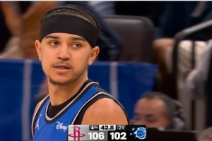 搁那玩呐？魔术连续出现机会不投 最终传导失误出界