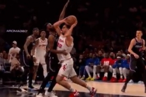 看着都疼！申京肘击维金斯把后者打回更衣室 自己也4犯了