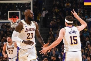 三巨头同时入镜！湖人发布赢球海报：老詹小里击掌瞬间成为封面