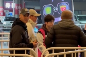 考察对手？记者：申花主帅斯卢茨基来到现场观看超级杯