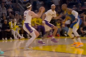 游刃有余！里夫斯持球强攻 假传真上轻松两分入账