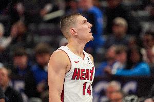 希罗：我每次都强行出手无法帮球队赢球 所以顺其自然跟着节奏走