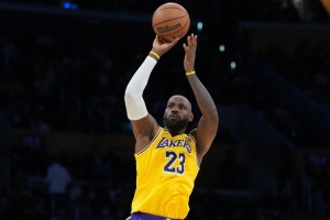 骑士+湖人！詹姆斯在两支球队命中1000+三分 历史首人