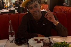 开斋！亚马尔斩获生涯首帽后晒晚餐，餐盘里是三颗椰枣