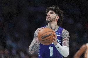 低效！拉梅洛·鲍尔19投6中拿到15分8助 三分7中2