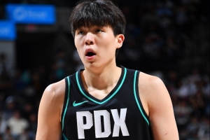 又无机会了？开拓者落后8分 杨瀚森上半场依然未获得出场机会