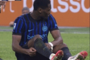 意媒：博尼因右小腿不适被换下，离场后敷上冰袋并将进一步检查