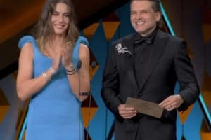 巴萨女足队长普特拉斯出席戈雅奖颁奖典礼，颁发最佳特效奖