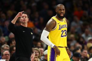 雷迪克：球员们想用正确的方式打球 教练组一直在寻找赢球办法