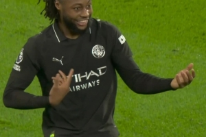 塞梅尼奥：几个朋友让我搞点好玩的庆祝动作，我首先就想到弹吉他