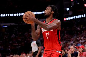 伊森本赛季底角三分命中率53.4% 但其他区域均低于联盟平均水平