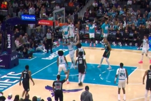 上场就有效果！杨瀚森积极卡位抢到前场板 补篮被干扰球拿2分！