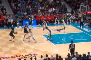 不容易！朱·霍勒迪借掩护干拔命中开拓者首记三分 此前14中0