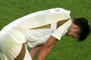 33岁是个坎？孙兴慜造2红但多次失良机，2轮0球赛后扶膝摇头叹气