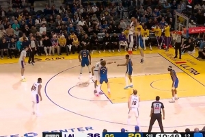 穷追猛打！詹姆斯三分飙中后奋力补篮得手 可惜加罚没有