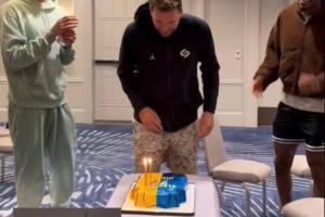 蛋糕惊喜+全队合唱！湖人众将为东契奇庆生 詹姆斯变身“领唱员”