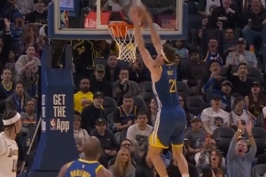 直接空了！波斯特前场篮板假传晃晕两人双手炸扣