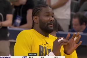 哥们你是专业的啊！热身时艾顿被篮球吓的不敢接球