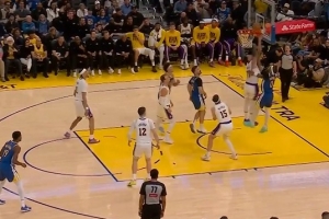 被逮个正着！小佩顿溜底线上篮被东契奇补防大帽拒绝