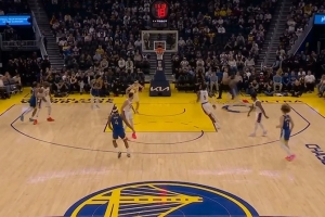 太慢了！艾顿回防不及 穆迪助攻追梦双手暴扣得分