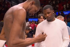 露出性感身材！杜兰特赛后和猛虎队外接手Higgins交换球衣