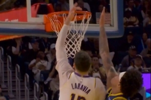 仙人指路！东契奇精准长传助攻拉拉维亚打进加罚 湖人领先到30分