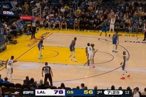 狂轰滥炸！东契奇手感滚烫再中2记三分 5分钟飙4记三分独得12分