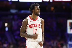 与乌度卡吵架！伊森12中4拿到10分11板5助1断 上半场4中0未得分