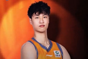 以无畏之姿继续前行！祝上海男篮小将于泓翔22岁生日快乐！