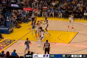 守联防底线被打穿！湖人内线形同虚设 被勇士频频冲筐拿分