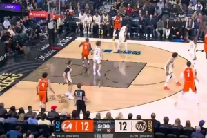 百步穿杨！伦纳德持球单打 迎着防守干拔三分一箭穿心