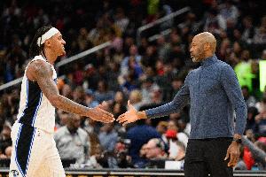 相互甩锅？班凯罗称球队中场不做调整 主教练暗指球员不够努力