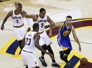 香波特：库里最难防 他总能突然绕过掩护 转眼间就处在空位了