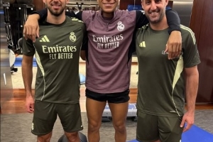 努力康复！姆巴佩晒与体能教练和理疗师合照：全看努力