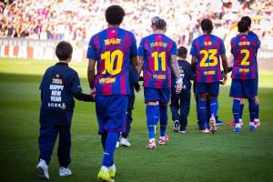 巴萨球迷沉浸在马年的祝福中 愿所有萨迷全年都充满爱与喜悦