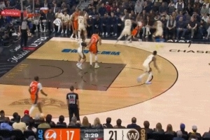 有点懵！加兰登场1分多钟连送两次失误 被打反击&遭夹击出界