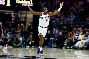 全能后场！邓恩10中7得到16分7板7助2断 三分4中2&正负值+18最高