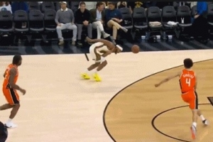 别有大碍！穆迪接球时被克里斯·邓恩打到左手臂 有些受伤下场