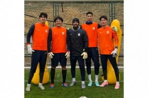 王大雷社媒晒4名泰山门将与教练合影：新赛季一起加油呀！