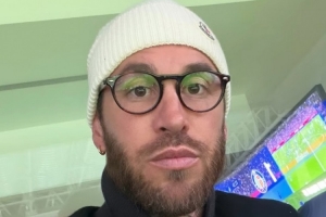 表情严肃！拉莫斯重返伯纳乌观看比赛，皇马主场输球