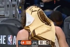 不甘心！勇士大势已去 波杰姆斯基场边毛巾捂脸很沮丧