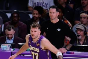 东契奇&雷迪克场边争执？维拉纽瓦：东契奇总上头 但别对着教练啊