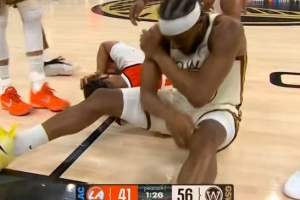 拼很凶！加兰倒地和穆迪抢球 面部被撞了一下