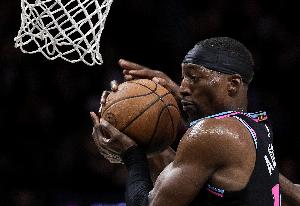 小米切尔：和阿德巴约韦尔搭档时 我可以更放心地去赌博式防守