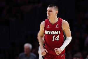 各吃1T！希罗对抗撞到克洛尼下巴没吹 后者随后回应引小冲突