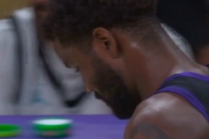 这球烫手？艾顿篮板再现黄油手出界 随即被换下