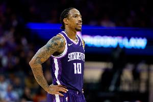 打得郁闷！德罗赞背打造成犯规 落地拿球砸篮架吃到技犯