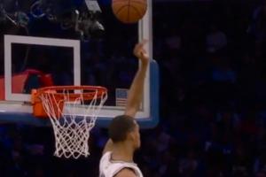 这都能忍住！文班想盖马克西抛投 但瞬间判断出干扰球 硬生生收手