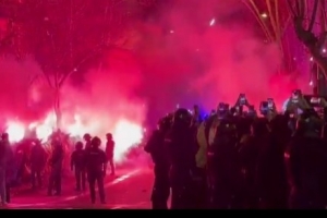 科贝：马竞大巴遭巴萨极端球迷投掷物品袭击，导致车窗破裂